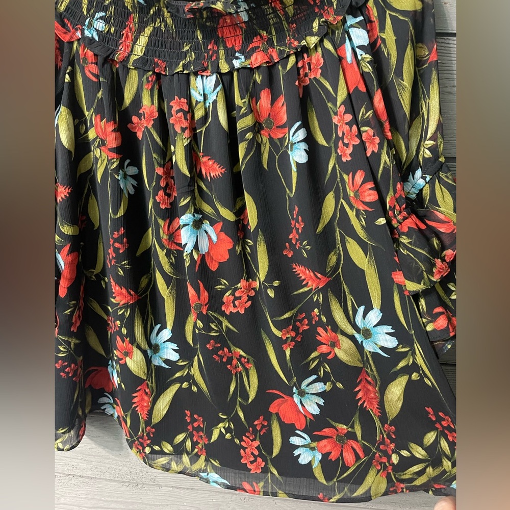 CeCe Black Blue Red Floral Ruffle Off the Shoulder Blouse Sz M Summer Date Night - Picture 6 of 11